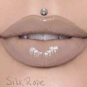 Jeffree Star *Silk Robe* Supreme LipGloss